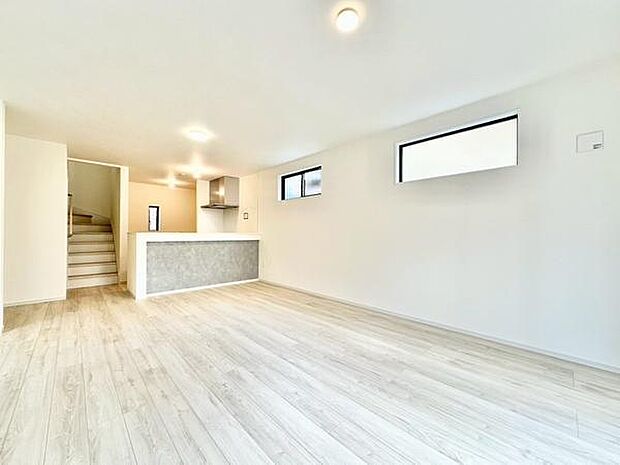 複数の窓から明るい陽光が差し込むLDK。室内全体に開放感が広がり、ご家族が自然と集まりたくなる居心地の良い空間を演出しています。
