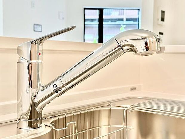 浄水器一体型水栓を備えたキッチン。毎日の料理や飲み水にも気軽に使え、ご家族の暮らしを支える使い勝手の良い設備が整っています。