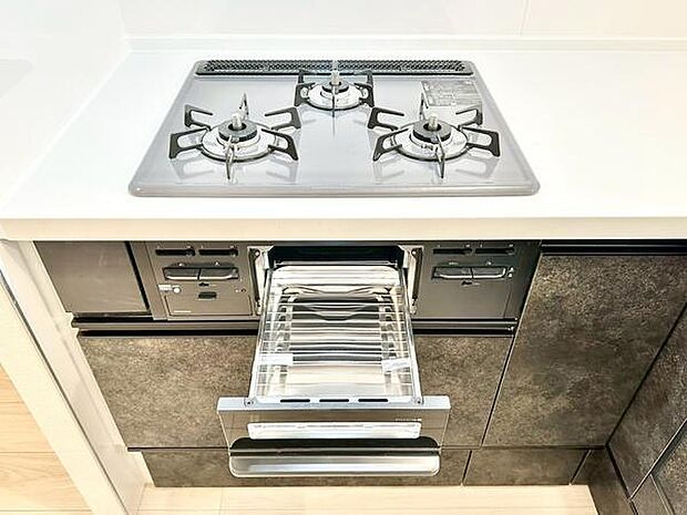グリル付き三口コンロを採用。複数の料理を同時に進められるため、忙しい朝や夕食の準備も効率よく行えます。