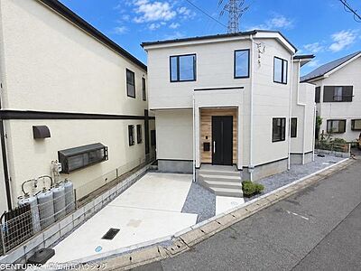 外観：木目調のアクセントが映える白基調の外観。飽きのこないシンプルなデザインで、長く愛着を持って暮らせる住まいです。