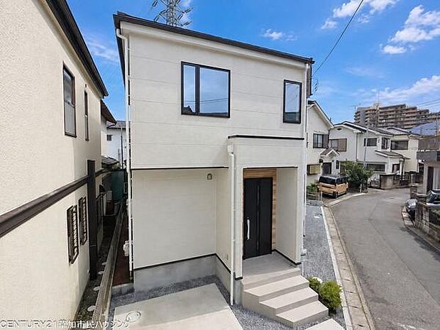 小・中学校が徒歩10分以内にそろう立地。毎日の通学負担が少なく、お子さまの登下校や送り出しにも安心感のある住環境です。