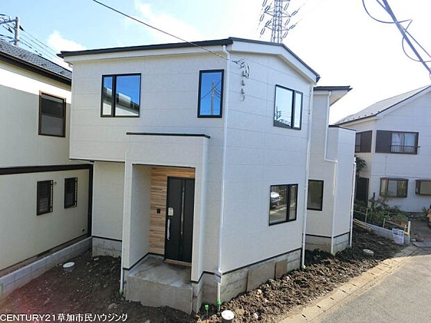 小・中学校が徒歩10分以内にそろう立地。毎日の通学負担が少なく、お子さまの登下校や送り出しにも安心感のある住環境です。