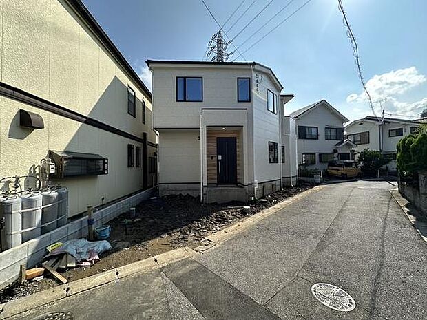 前面道路は交通量の少ない約4m道路。車の往来が比較的少なく、お子さまとの外遊びや駐車の際にも落ち着いて行動しやすい住環境です。