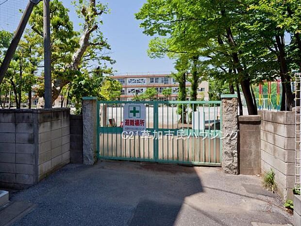 草加小学校まで350m、草加小学校350m(徒歩5分)