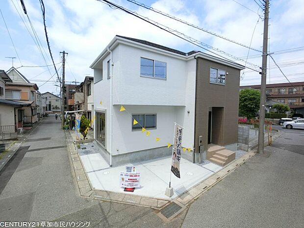 シンプルで落ち着いた外観デザインが魅力の住宅です。モダンな配色が目を引く佇まいとなっています。大きな窓からはしっかりとした採光が確保されています。