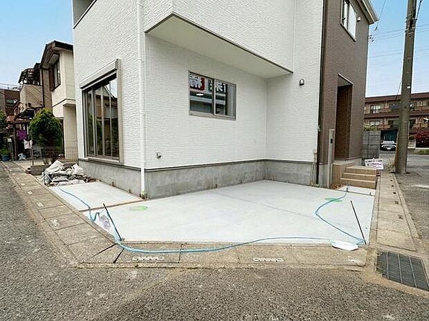 都市ガス・本下水でインフラ面も整った居住環境。駐車スペースも設けられており機能的な設計です。