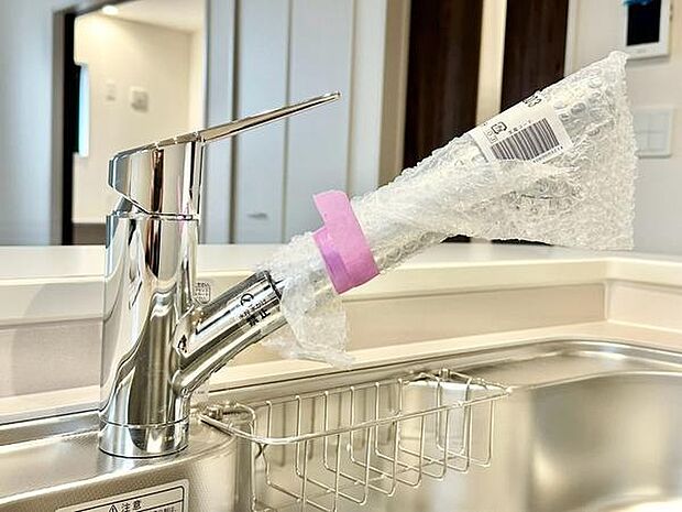 温度や水量の調整がしやすいシングルレバー水栓を採用。片手で簡単に操作でき、調理中の使い勝手にも優れています。