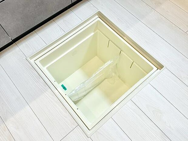床下に物品を収納することで部屋の中がスッキリとした印象を与えることができます。