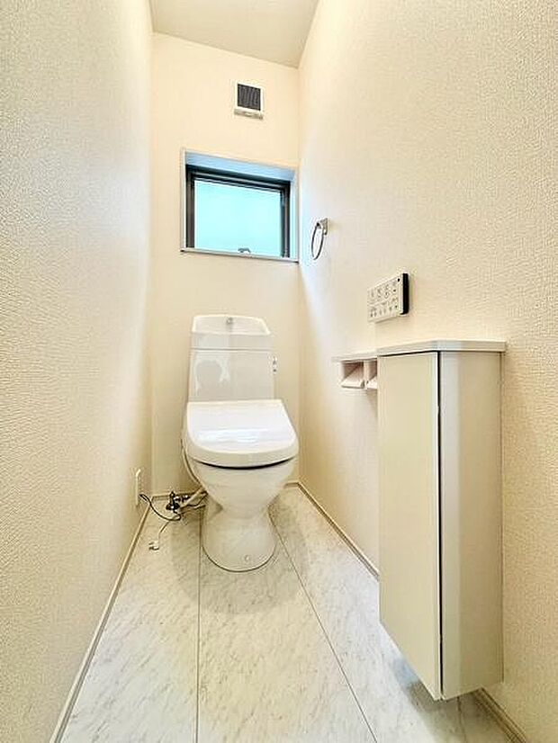 トイレットペーパーを2つセットできる2連ホルダーを設置。窓も備えており、自然光を取り込んだ明るく清潔感のある空間です。