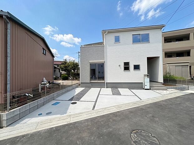 建物前面にゆとりのあるスペースを確保した住まい。道路から建物まで距離があることで視界が開け、圧迫感を感じにくい、開放的で伸びやかな印象の外観です。