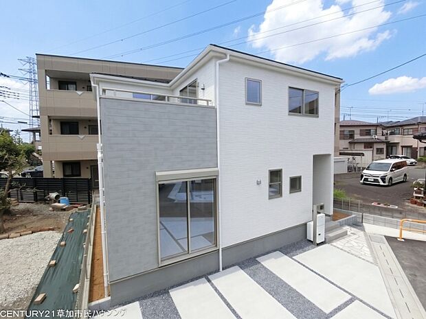 土地36坪以上のゆとりある敷地に建つ住まい。全居室に収納を備え、WICや納戸も設けた充実の収納スペースが魅力です。衣類や季節物などを整理しやすく、すっきりと暮らせます。