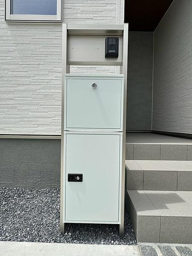 表札・ポスト・インターフォンをひとつにまとめた機能門柱を設置。玄関まわりをすっきりと見せながら、毎日の郵便物の受け取りや来客対応もスムーズに行えます。