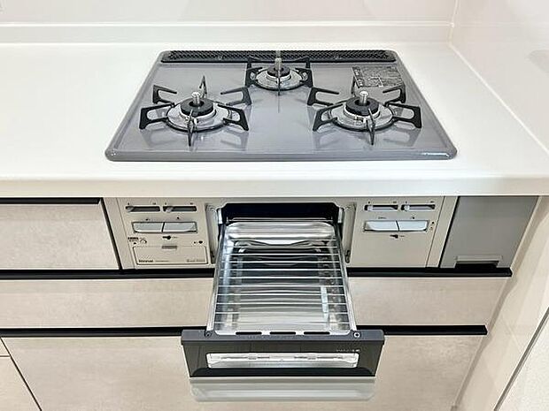 同時調理に便利な3口ガスコンロを備えたキッチン。鍋やフライパンを使い分けながら効率よく調理でき、毎日の料理をスムーズに進められます。