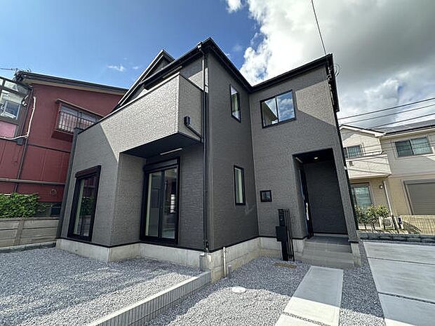 全居室南向きで、陽当たりの良さが嬉しい間取り。また、各居室に収納を備えており、荷物をそれぞれの部屋に整理しやすく快適に暮らせます。
