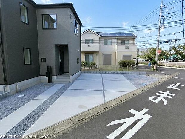 角地に位置する土地53坪以上のゆとりある一戸建て。開放感のある立地と広々とした敷地で、のびのび暮らせる住まいです。