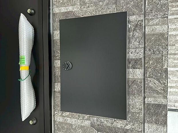 ダイヤル式ロック付きの郵便ポストを採用し、防犯性と利便性に配慮しています。
