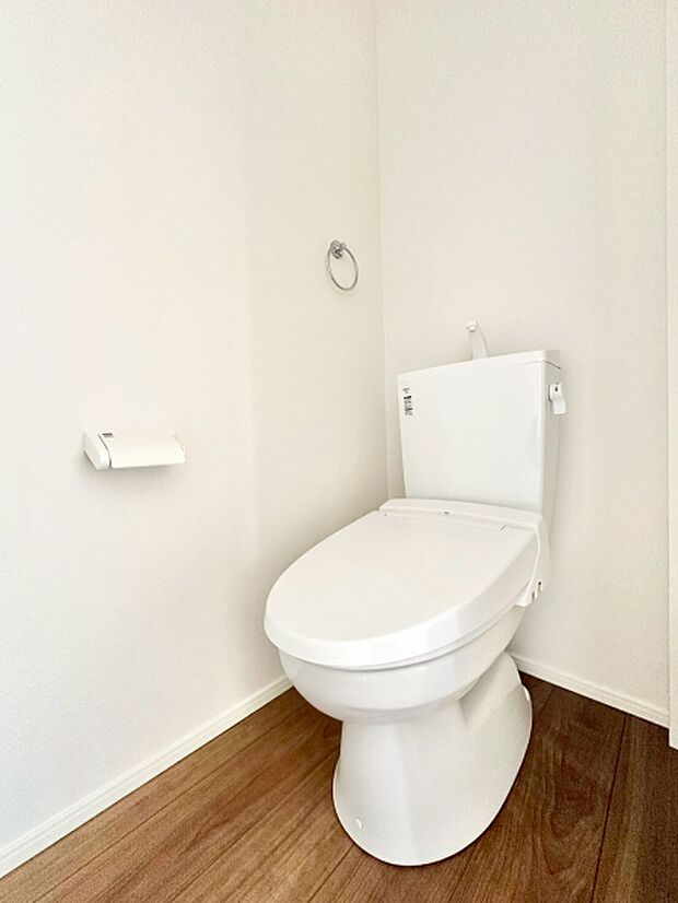 トイレはシンプルなデザインでまとめられ、清潔感と落ち着きを感じられる空間です。タオル掛けを設置しており、使い勝手の良い実用的な仕様です。