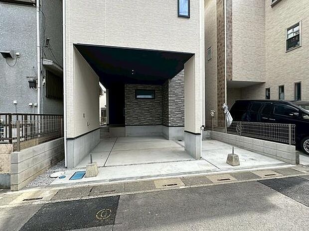並列2台駐車可能(車種による)のため、複数台所有や来客時にも安心の駐車スペースです。
