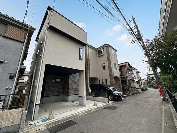 幅員4mの道路に接道しており、日常の車の出入りも可能な住環境です。