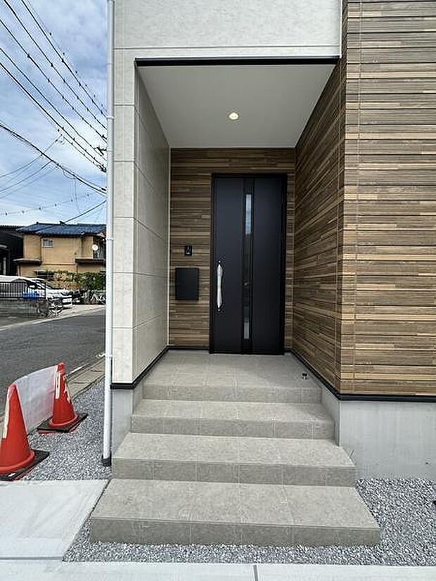 屋根付きの玄関で雨の日のお出かけやお荷物の多い日の出入りもスムーズに。駐車場からの出入りもスムーズな動線設計です。
