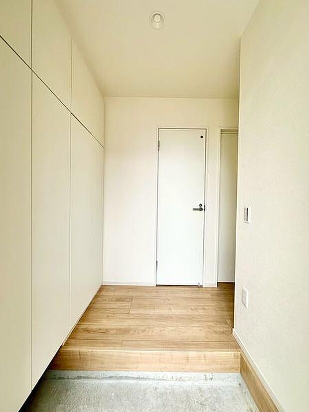 白を基調とした明るく清潔感のある玄関。トールタイプのシューズボックスを備え、玄関まわりをすっきりと保てます。