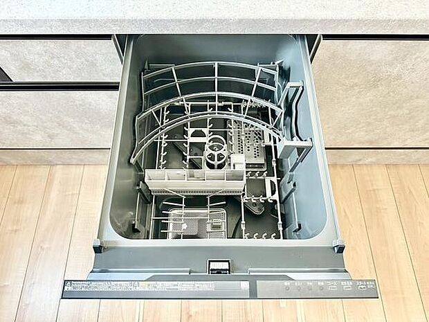 食洗機を備えたキッチンは、毎日の後片付けをサポート。豊富な収納スペースに加え、床下収納も備えた使い勝手の良い空間です。