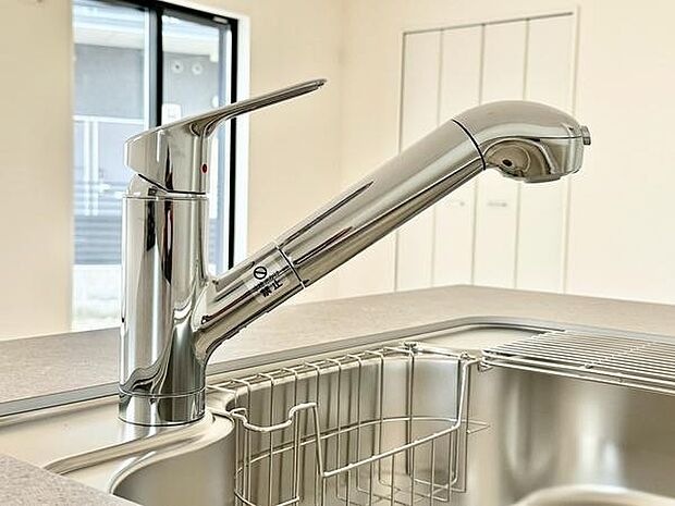 浄水器一体型水栓を採用。いつでもおいしい水を手軽に使うことができ、料理や飲み水など毎日の暮らしを快適にサポートします。