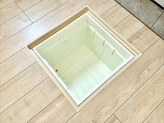 床下収納を備えており、食品や日用品のストック収納に便利です。収納場所を確保することで、キッチンの作業スペースを広くお使いいただけます。