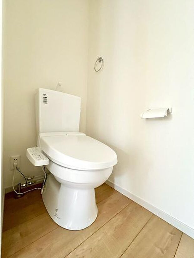シンプルで清潔感のあるデザインのトイレです。明るい色調が空間を広く見せています。