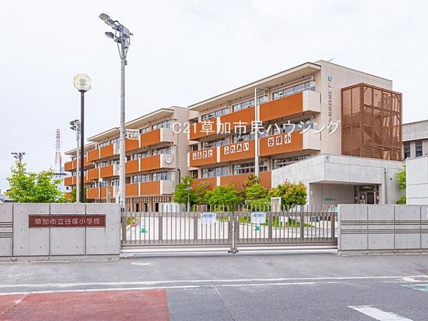谷塚小学校まで800m、谷塚小学校800m(徒歩10分)