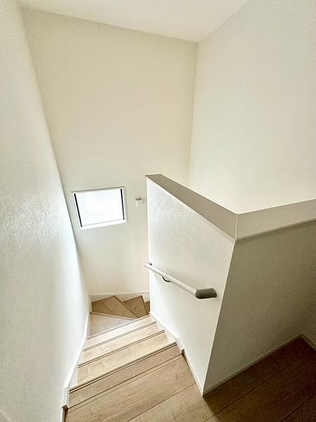 階段に窓があることで自然光が差し込み、暗くなりがちな空間も明るく開放的に。毎日の移動が気持ちよく感じられ、家全体に温かみを与えるポイントになります。