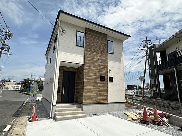 ご家族で複数台のお車を所有されている方にも嬉しい並列2台駐車可能な設計。駐車のしやすさに加え、日々のカーライフを快適にサポートします。
