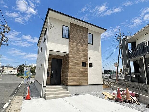 ご家族で複数台のお車を所有されている方にも嬉しい並列2台駐車可能な設計。駐車のしやすさに加え、日々のカーライフを快適にサポートします。