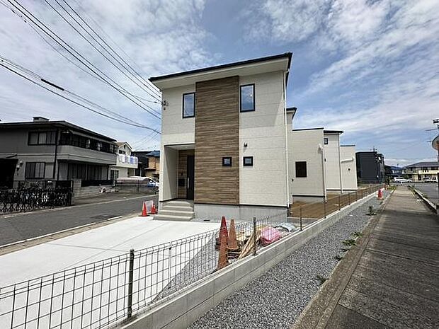 小・中学校まで徒歩10分圏内のため、お子様の毎日の通学も安心です。お子様の成長を身近で見守りやすい住環境が整っています。