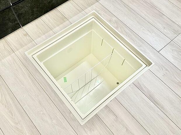 床下収納を備えており、食品や日用品のストック収納に便利です。収納場所を確保することで、キッチンの作業スペースを広くお使いいただけます。