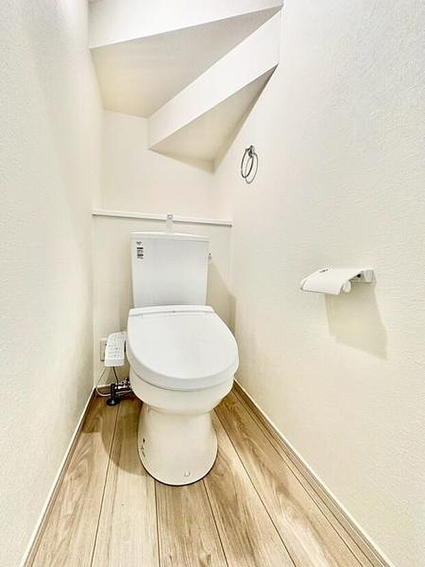 白を基調としたデザインで空間が明るく感じられるトイレです。温水洗浄機能付きで快適にお使いいただけます。