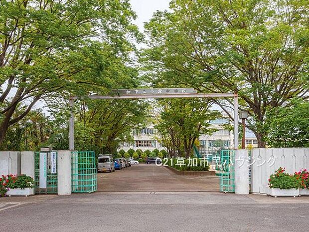 谷塚中学校まで650m、谷塚中学校650m(徒歩9分)