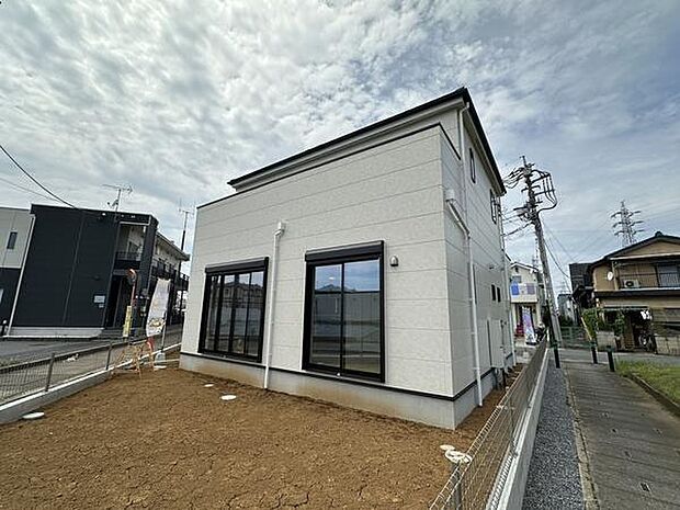 小中学校徒歩10分の子育て世帯に嬉しい立地。お子様の通学に配慮された立地で、ご家族の毎日にゆとりをもたらします。