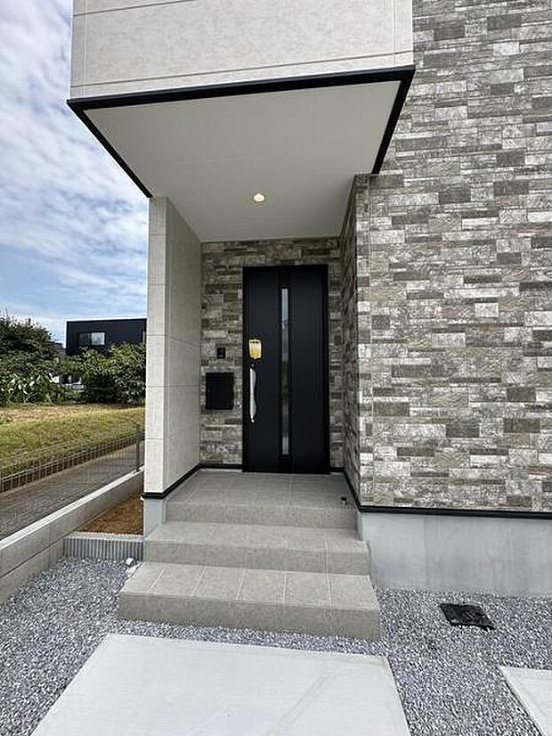 広々とした前面道路に面した分譲地内の住まい。車の出し入れもスムーズで、落ち着いた街並みの中で心地よく暮らせます。