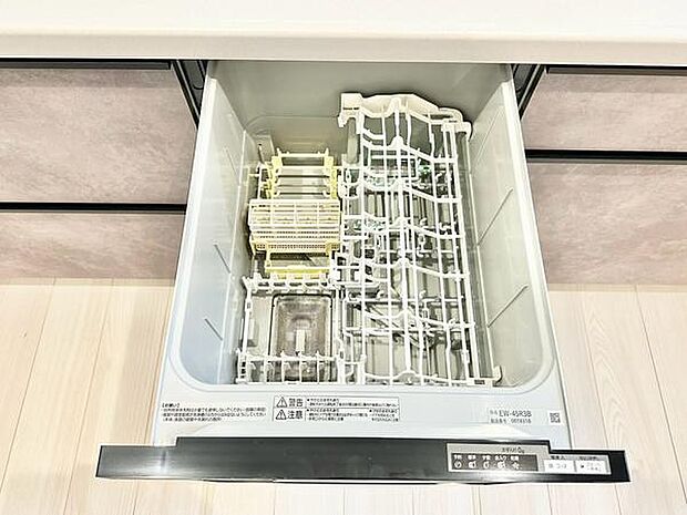 食洗機付きのキッチンで、食後の食器洗いもスムーズ。家事の時間を効率よく短縮でき、忙しい毎日をサポートしてくれる嬉しい設備です。