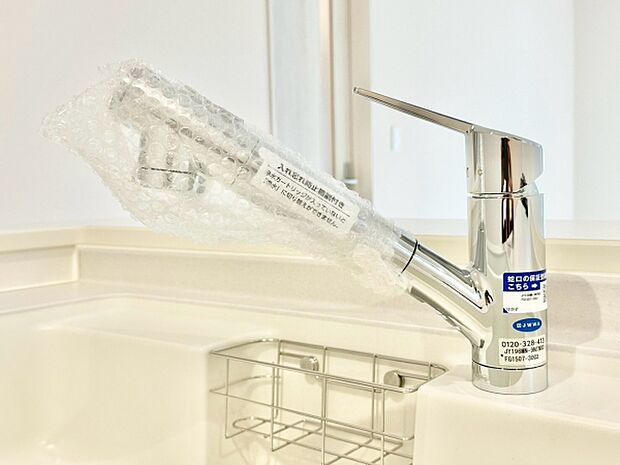 温度や水量の調整がしやすいシングルレバー水栓を採用。片手で簡単に操作でき、調理中の使い勝手にも優れています。