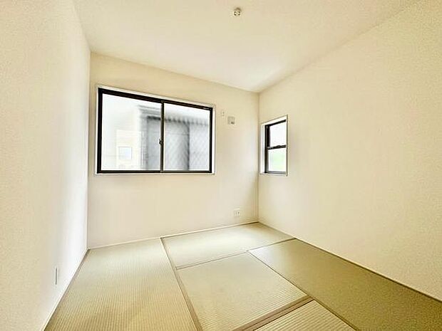 LDK内には洋風和室を設け、リビングと一体感のある空間として使えます。お子さまの遊び場やお昼寝スペース、来客時の客間など、暮らしに合わせて多目的に活用できます。