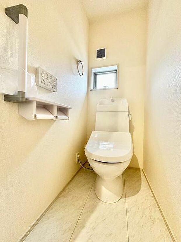 トイレにはトイレットペーパーロールを2つ設置でき、交換の手間を減らせるのがポイント。手すりも備えており、立ち座りの際にも使いやすい仕様です。
