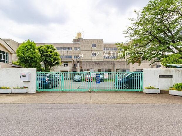 稲荷小学校まで632m、稲荷小学校632m(徒歩8分)