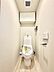 トイレ：トイレ内に収納スペースを備え、トイレ用品をすっきり整理できます。ウォシュレット付きで、快適にお使いいただけます。