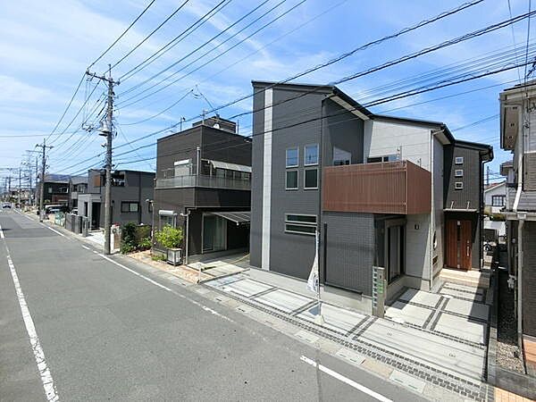 広々とした前面道路に面した、ゆとりある住環境が魅力です。毎日の車の出入りもしやすく、暮らしやすさを感じられる立地です。