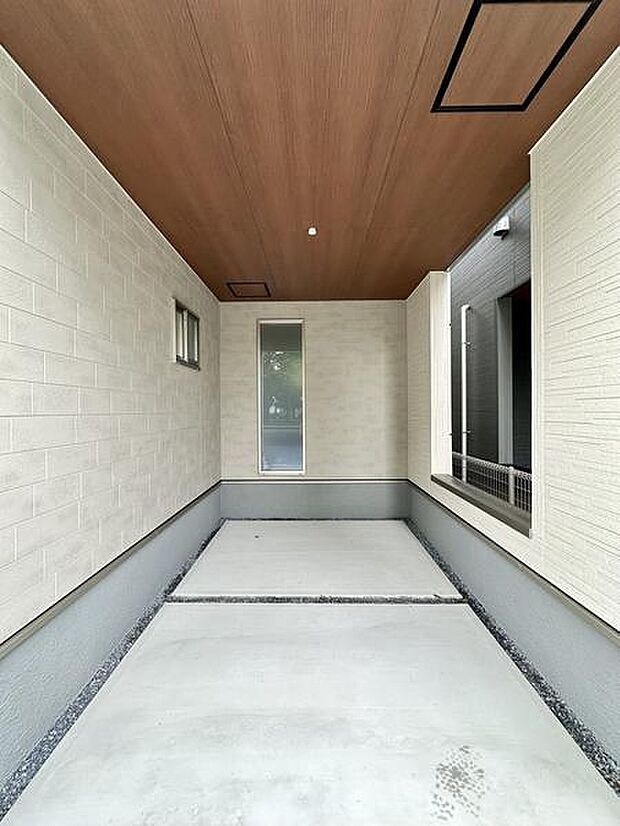 建物内にビルトイン車庫を設置。雨や日差しの影響を受けにくく、荷物の積み下ろしや車の乗り降りにも便利です。