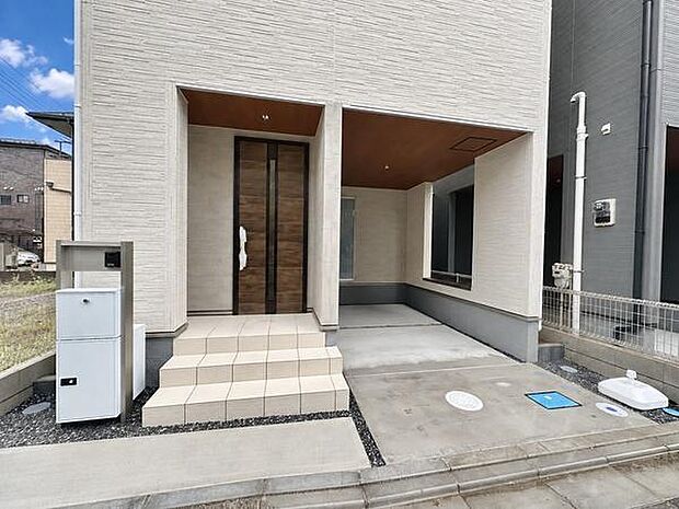 玄関と駐車場を隣に配置し、壁で囲まれたアプローチ。雨の日の乗り降りや荷物の運搬もスムーズに行いやすい動線です。