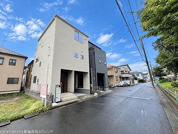 前面道路は約6mのゆとりある幅員。車の出し入れがしやすく、駐車時にもゆとりを持って利用できます。
