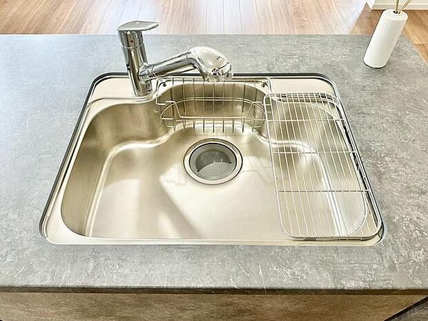 ゆとりあるシンクと広々とした作業スペースを備えた、使い勝手の良いキッチン。お手入れしやすい水栓や便利な水切りラックも備えています。